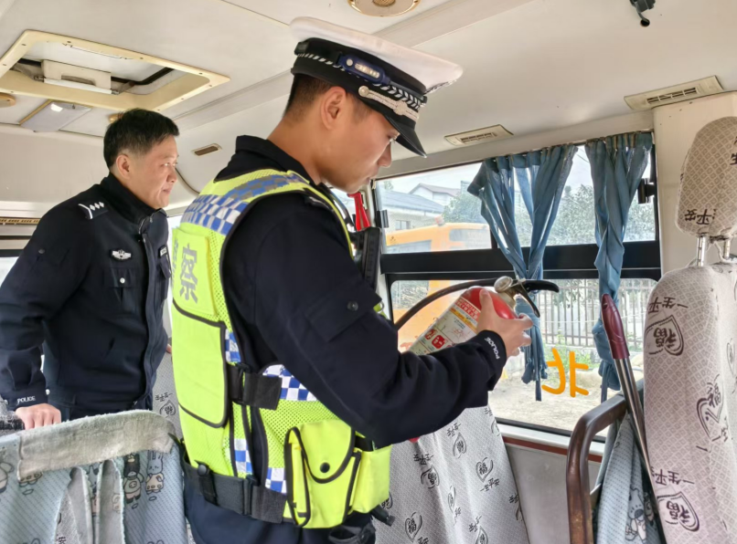 鉛山公安交警聯(lián)合多部門開展校車安全檢查