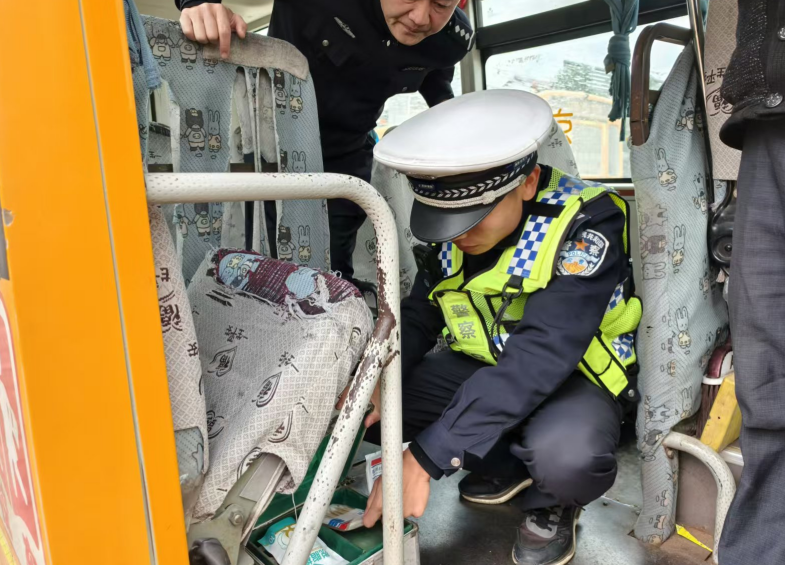 鉛山公安交警聯(lián)合多部門開展校車安全檢查
