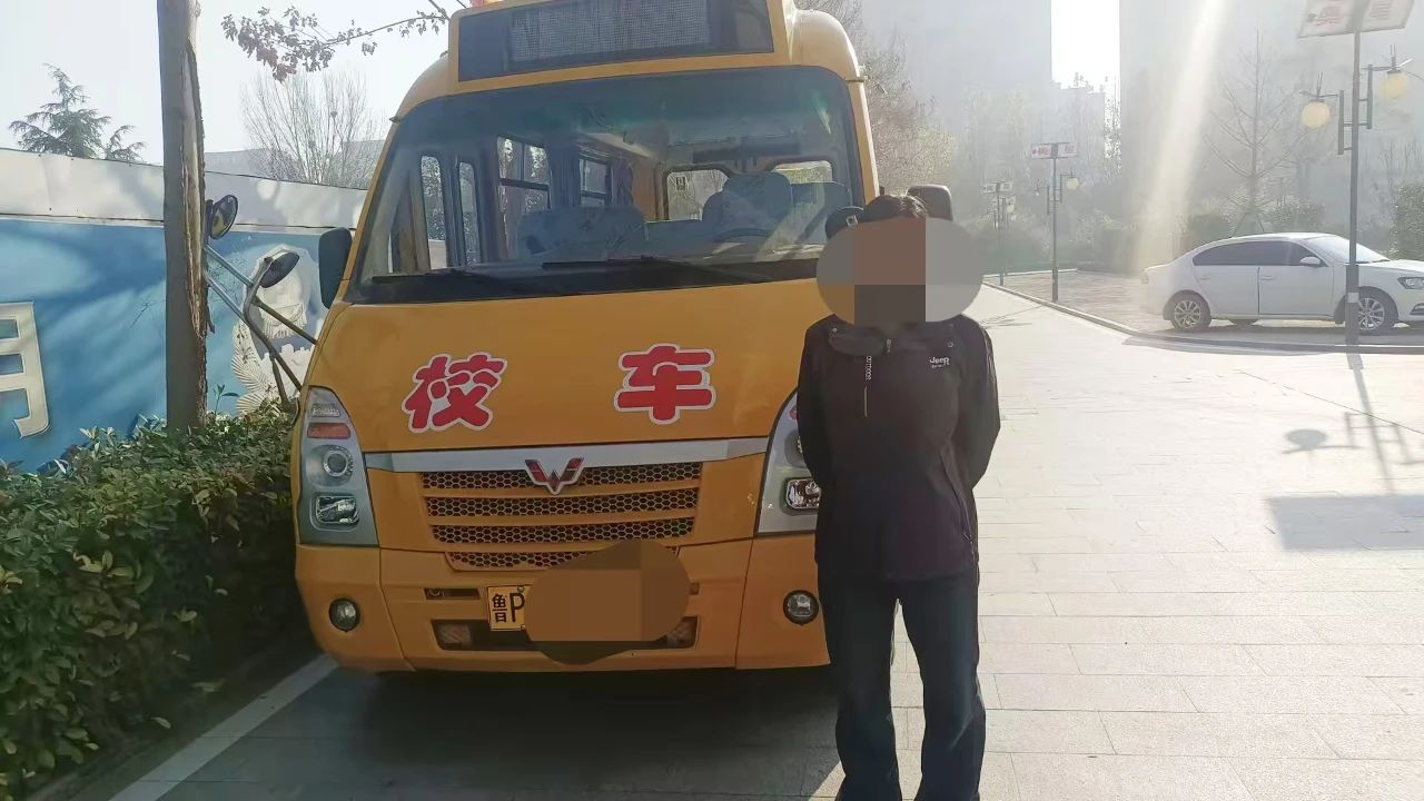 無視學(xué)生安全!未取得校車駕駛資格還敢開車上路! 無視學(xué)生安全!未取得校車駕駛資格還敢開車上路!