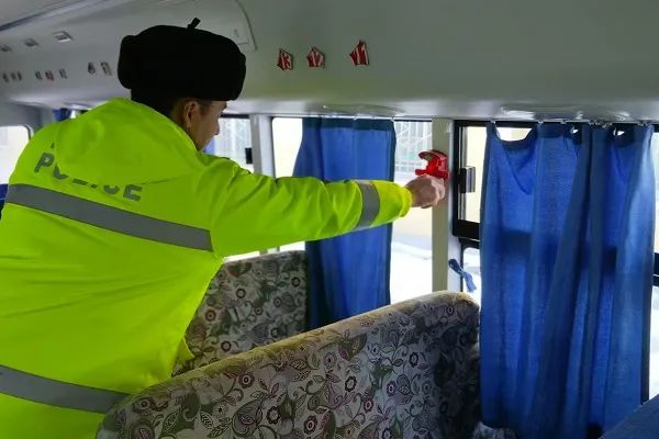 吉木乃縣公安局交警大隊開展冬季校車安全大檢查