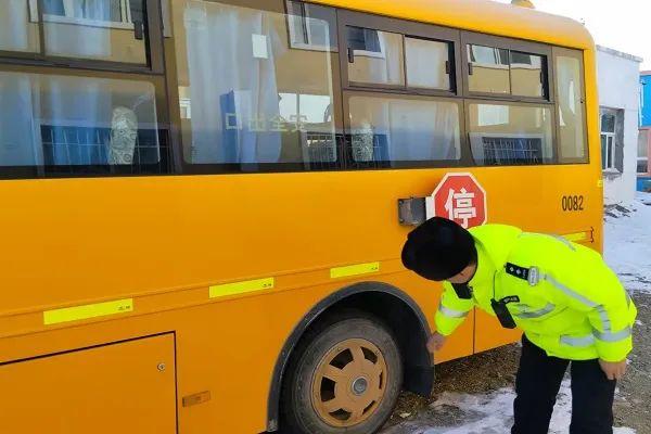 吉木乃縣公安局交警大隊開展冬季校車安全大檢查