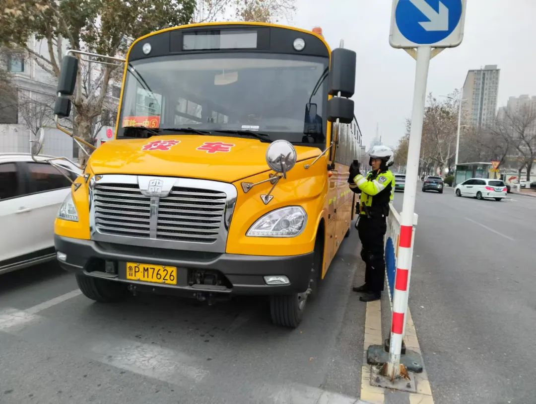【交警在路上】為“上學路”加上“安全鎖” 讓校車“跑”得更安全！
