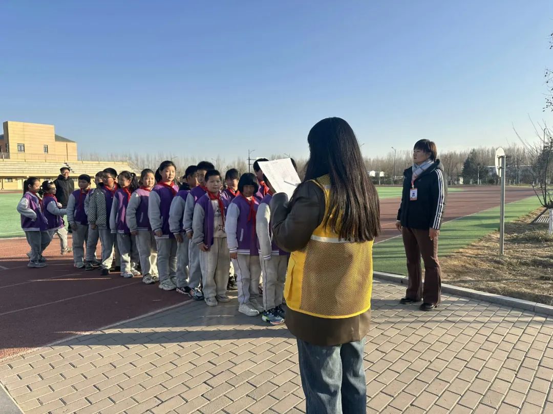 【全環(huán)境立德樹(shù)人】以演筑防 安全護(hù)航——濟(jì)南高新區(qū)稼軒小學(xué)開(kāi)展校車(chē)安全應(yīng)急演練活動(dòng) 圖片