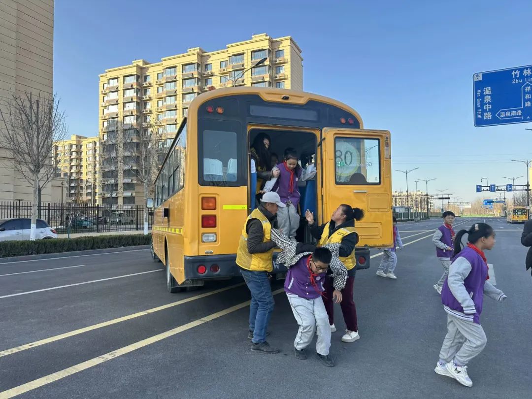 【全環(huán)境立德樹(shù)人】以演筑防 安全護(hù)航——濟(jì)南高新區(qū)稼軒小學(xué)開(kāi)展校車(chē)安全應(yīng)急演練活動(dòng) 圖片