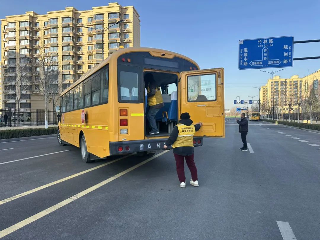 【全環(huán)境立德樹(shù)人】以演筑防 安全護(hù)航——濟(jì)南高新區(qū)稼軒小學(xué)開(kāi)展校車(chē)安全應(yīng)急演練活動(dòng) 圖片