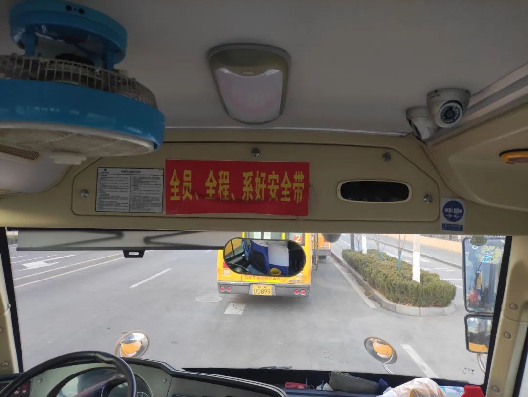 【全環(huán)境立德樹(shù)人】以演筑防 安全護(hù)航——濟(jì)南高新區(qū)稼軒小學(xué)開(kāi)展校車(chē)安全應(yīng)急演練活動(dòng) 圖片