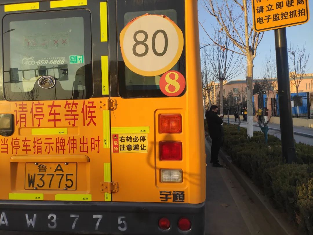 【全環(huán)境立德樹(shù)人】以演筑防 安全護(hù)航——濟(jì)南高新區(qū)稼軒小學(xué)開(kāi)展校車(chē)安全應(yīng)急演練活動(dòng) 圖片