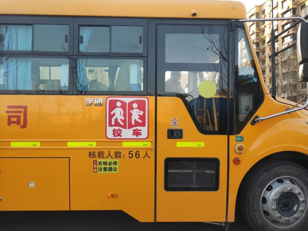 【全環(huán)境立德樹(shù)人】以演筑防 安全護(hù)航——濟(jì)南高新區(qū)稼軒小學(xué)開(kāi)展校車(chē)安全應(yīng)急演練活動(dòng) 圖片