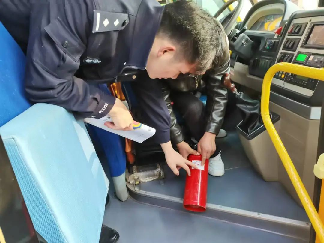 冬季行動|南城公安交警強化校車安全“大檢查”,擰緊冬季校車出行“安全閥” 圖片