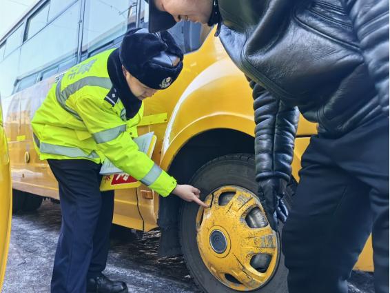 迎春節保平安丨交警排隱患 筑牢平安線 圖片