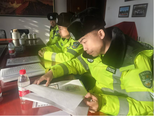 迎春節保平安丨交警排隱患 筑牢平安線 圖片