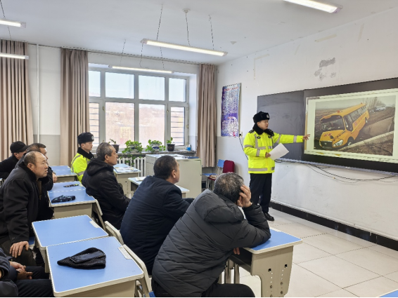 迎春節保平安丨交警排隱患 筑牢平安線 圖片