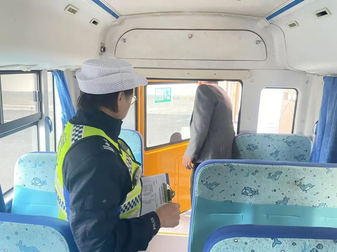 擰緊校車“安全閥” !筑牢寒假前交通安全防線! 圖片