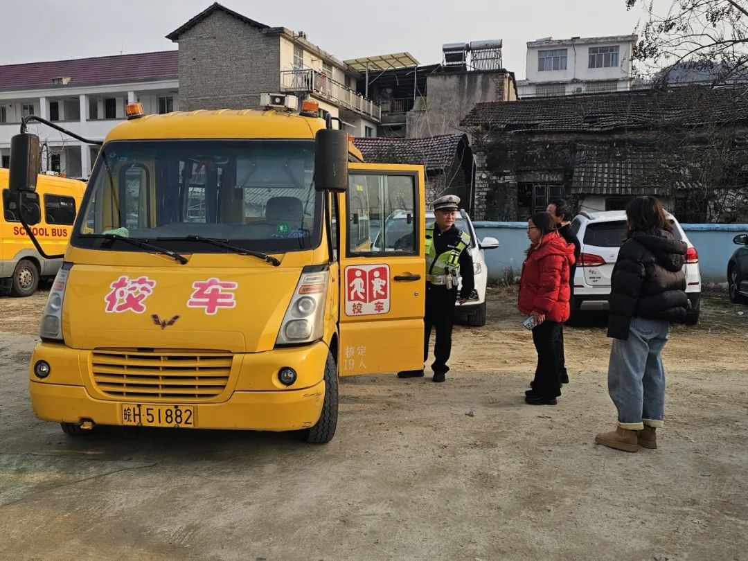 岳西公安“聽診把脈”除隱患,嚴把校車安全關 圖片