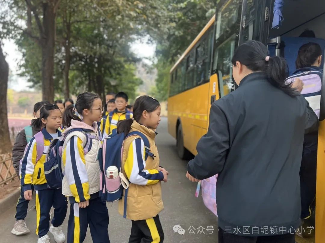 安全乘車,伴我“童”行——白坭鎮(zhèn)中心小學(xué)開(kāi)展校車安全逃生演練活動(dòng) 圖片