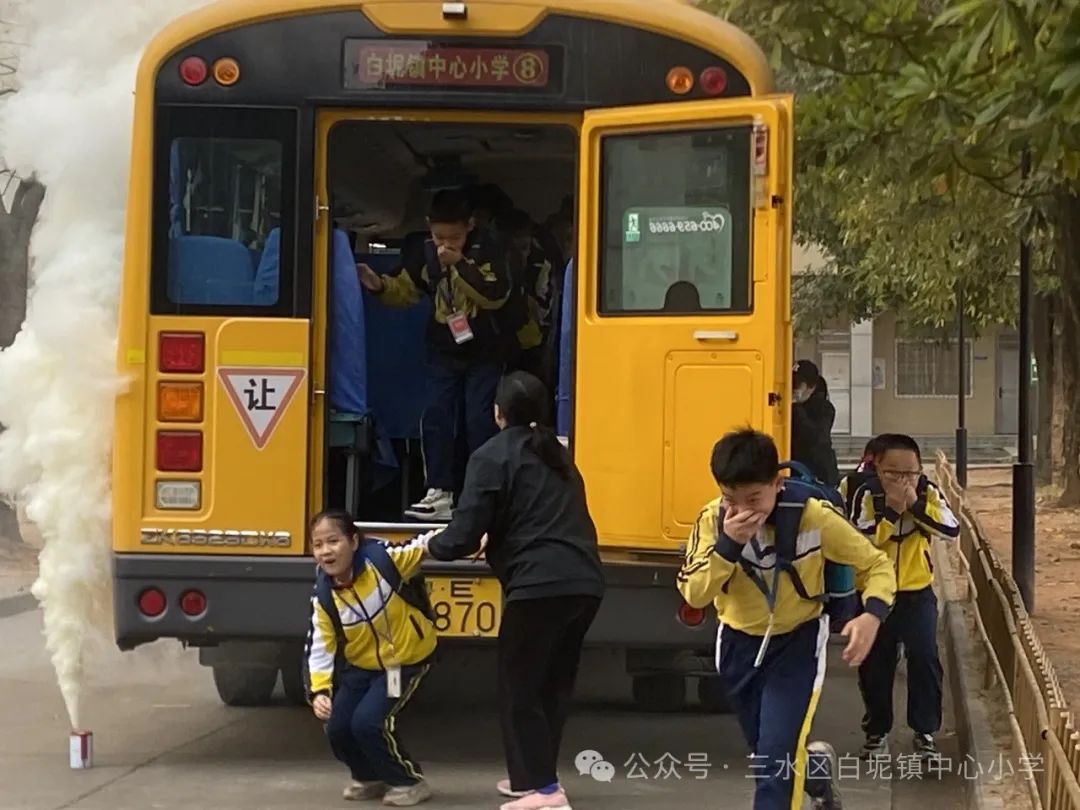 安全乘車,伴我“童”行——白坭鎮(zhèn)中心小學(xué)開(kāi)展校車安全逃生演練活動(dòng) 圖片