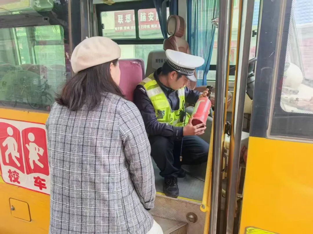 我市校車“寒假”檢修入庫 圖片