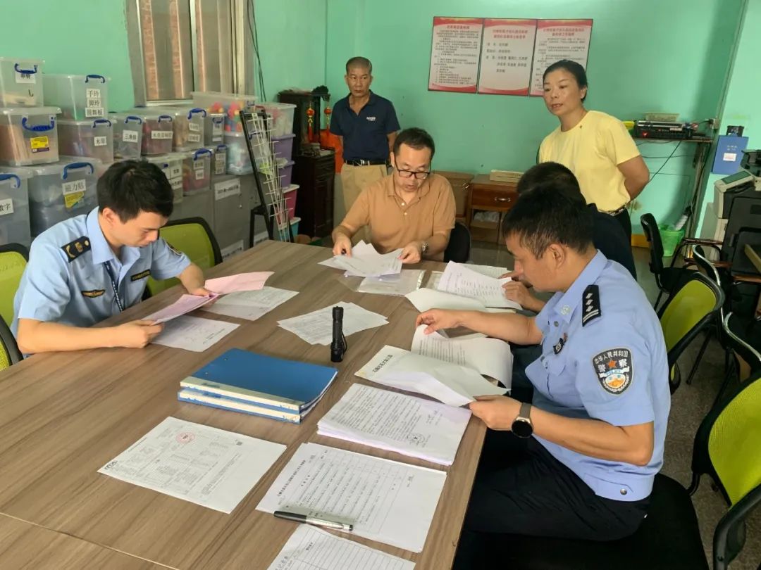 【平安校園】嚴把校車“安全關”——石獅市英才幼兒園迎接校車安全檢查 圖片