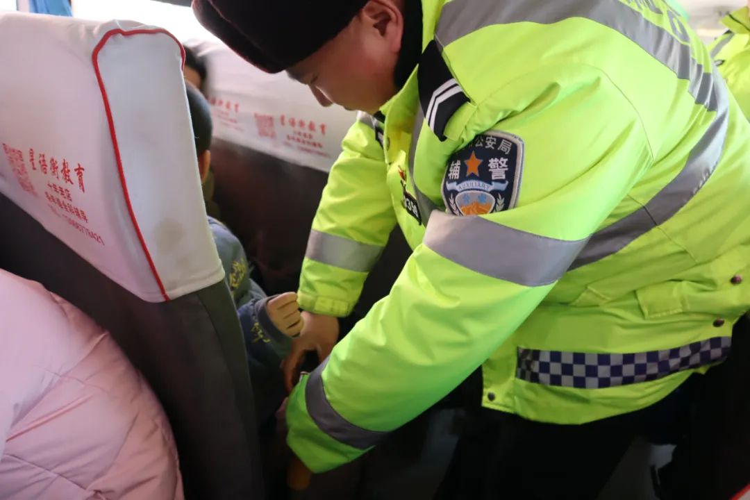 【成長—健康】為愛護(hù)航 平安乘車—道義第二小學(xué)校車安全應(yīng)急疏散演練 【成長—健康】為愛護(hù)航 平安乘車—道義第二小學(xué)校車安全應(yīng)急疏散演練