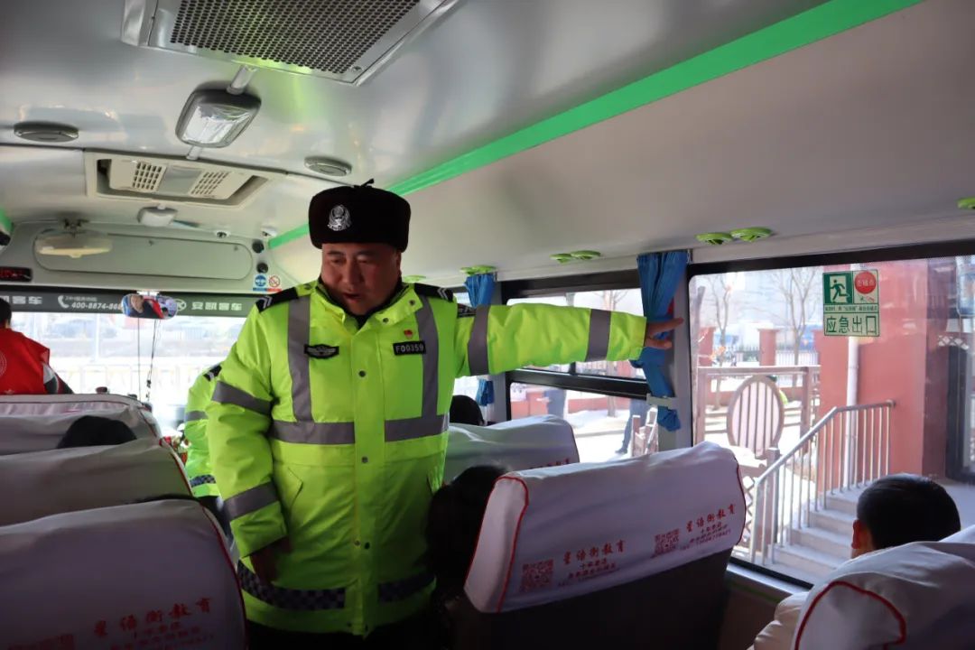 【成長—健康】為愛護(hù)航 平安乘車—道義第二小學(xué)校車安全應(yīng)急疏散演練 【成長—健康】為愛護(hù)航 平安乘車—道義第二小學(xué)校車安全應(yīng)急疏散演練