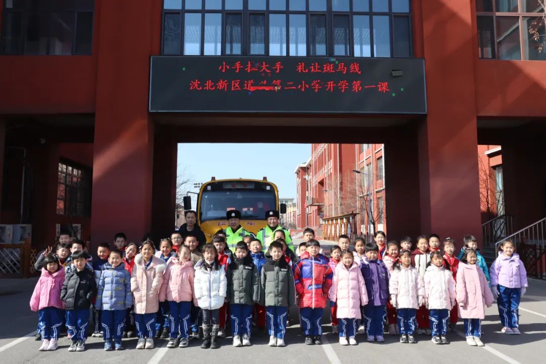 【成長—健康】為愛護(hù)航 平安乘車—道義第二小學(xué)校車安全應(yīng)急疏散演練 圖片