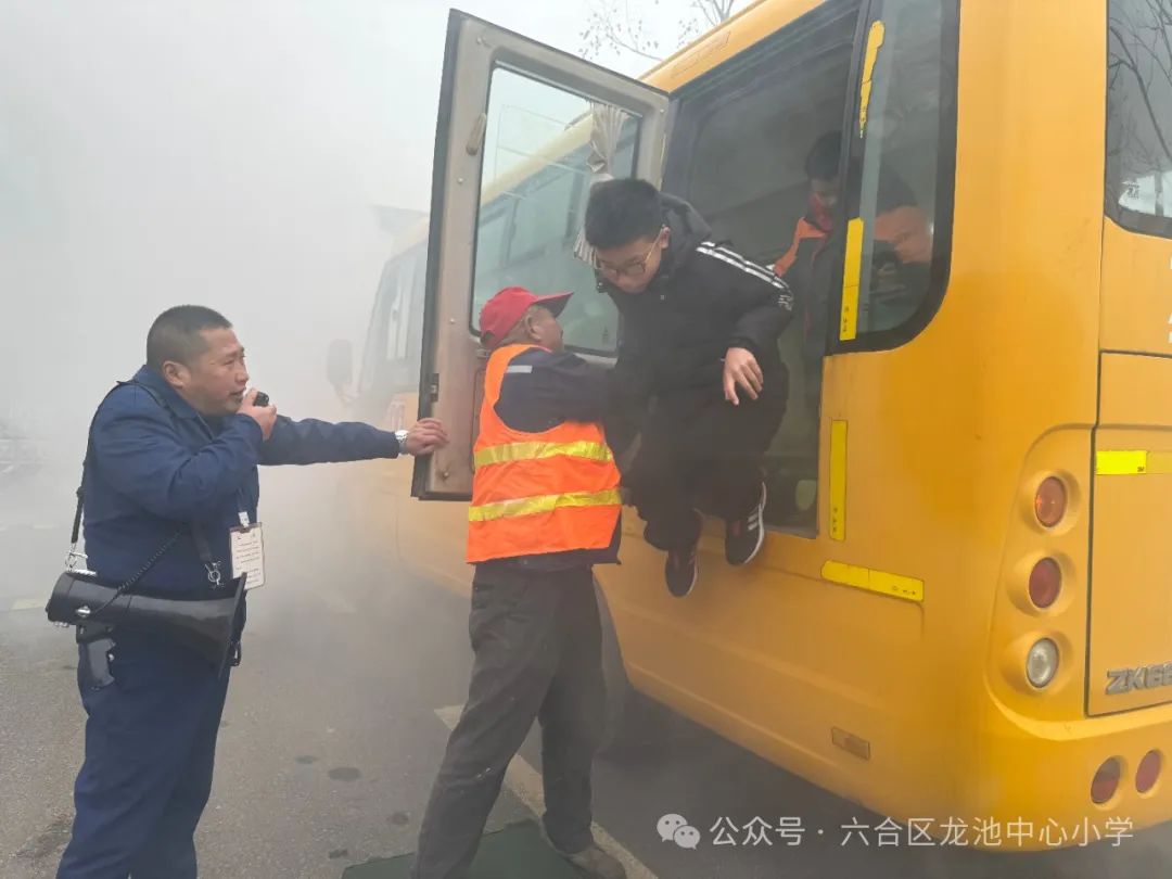 筑牢防線，安全“童”行——龍池中心小學開展校車應急安全演練