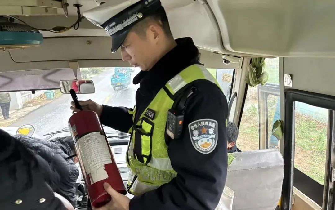 擰緊校車“安全閥” 筑牢學生“平安路”