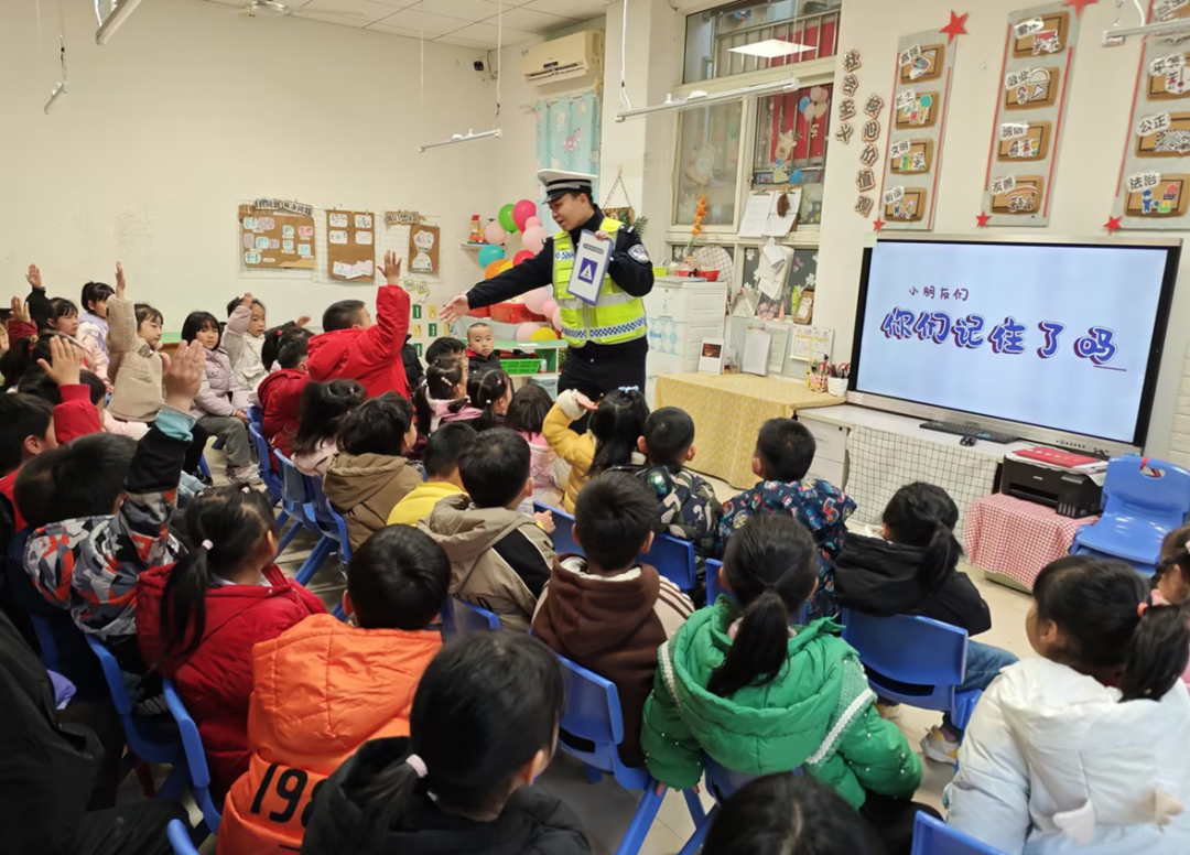擰緊校車“安全閥” 筑牢學生“平安路”