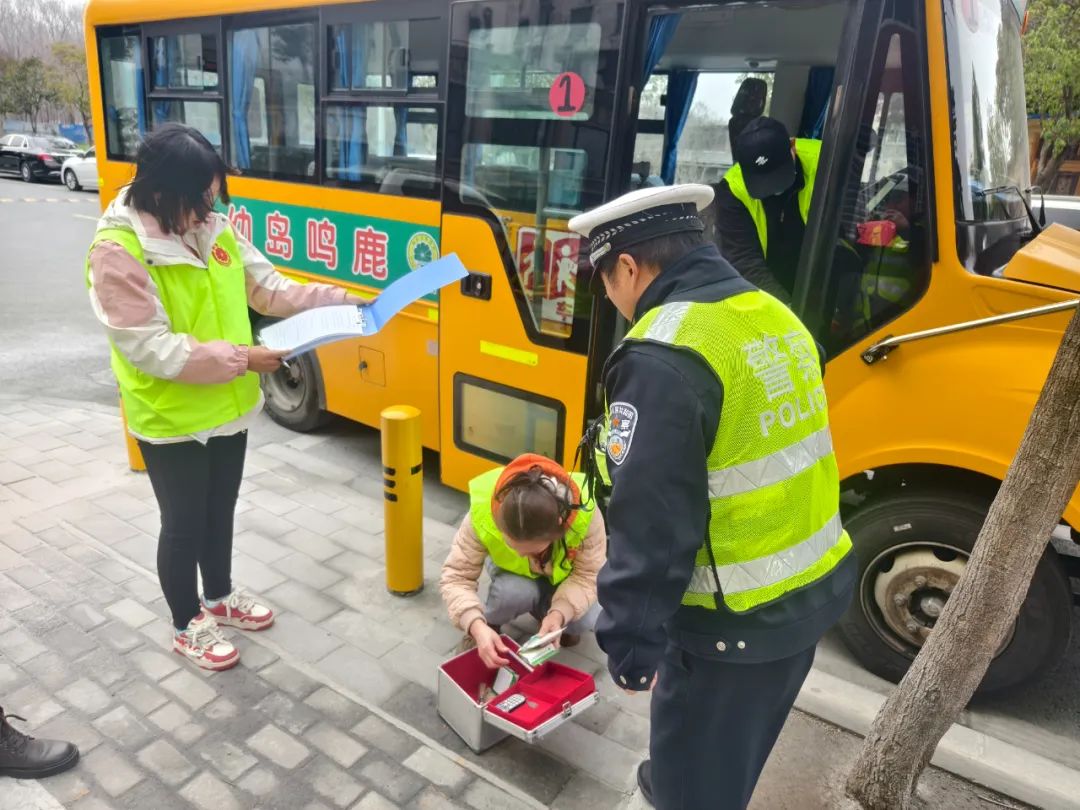 開展校車安全檢查 擰緊出行安全閥