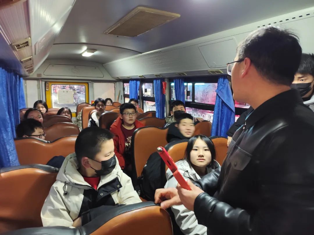 筑牢安全防線,守護學(xué)生平安——六安市金安路初級中學(xué)開展校車安全應(yīng)急演練 圖片