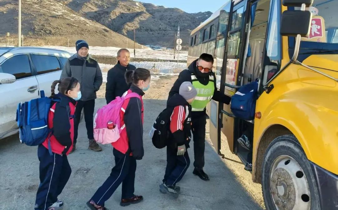 【蒲公綠色課堂·安全】--沖乎爾鎮寄宿制中護航成長校車安全 【蒲公綠色課堂·安全】--沖乎爾鎮寄宿制中護航成長校車安全