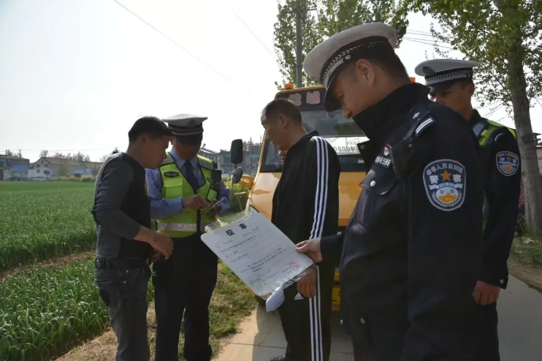 菏澤交警直屬二大隊開展農(nóng)村校車安全大檢查 確保學(xué)生安全出行 圖片