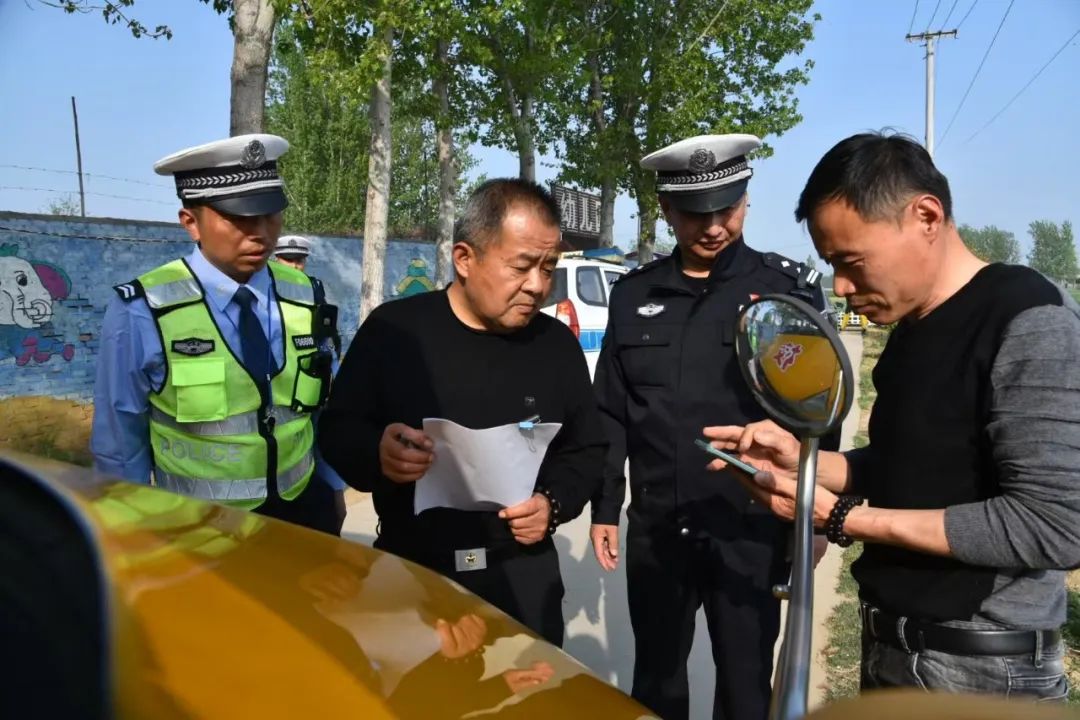菏澤交警直屬二大隊開展農(nóng)村校車安全大檢查 確保學(xué)生安全出行 圖片
