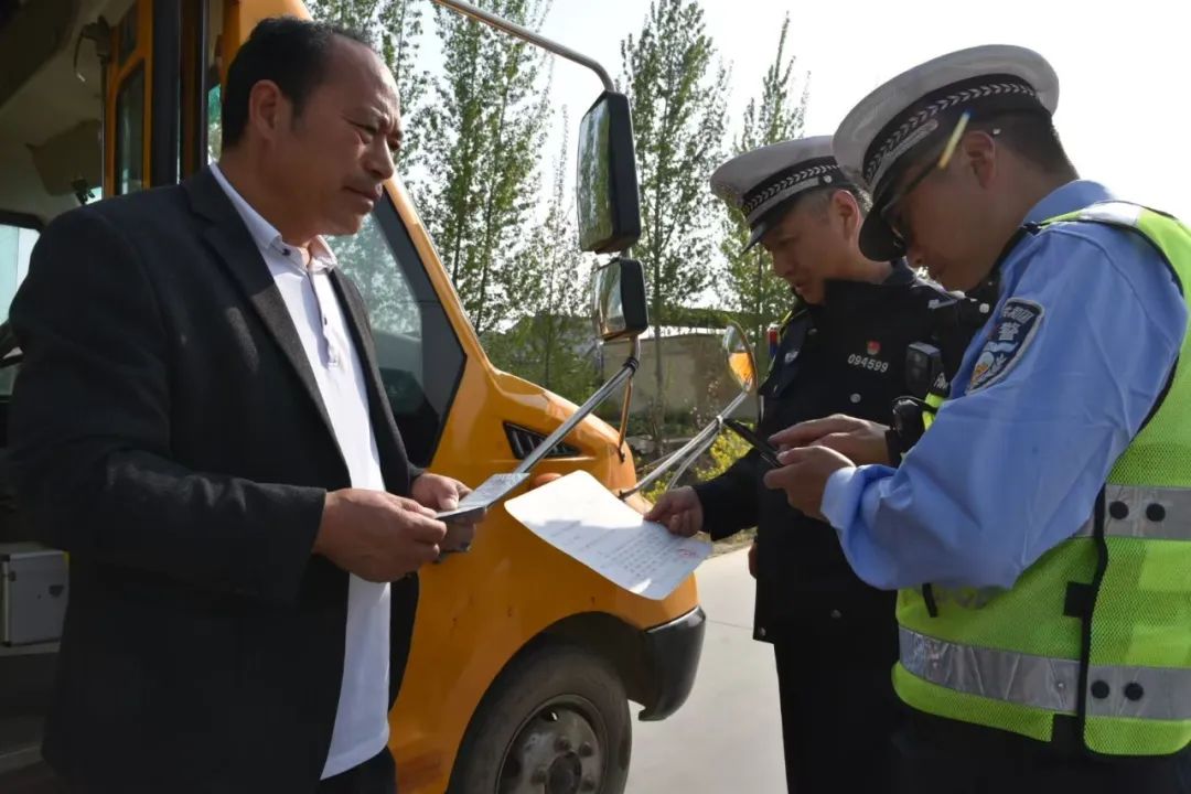 菏澤交警直屬二大隊開展農(nóng)村校車安全大檢查 確保學(xué)生安全出行 圖片