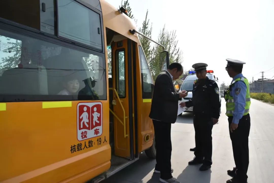 菏澤交警直屬二大隊開展農(nóng)村校車安全大檢查 確保學(xué)生安全出行 圖片
