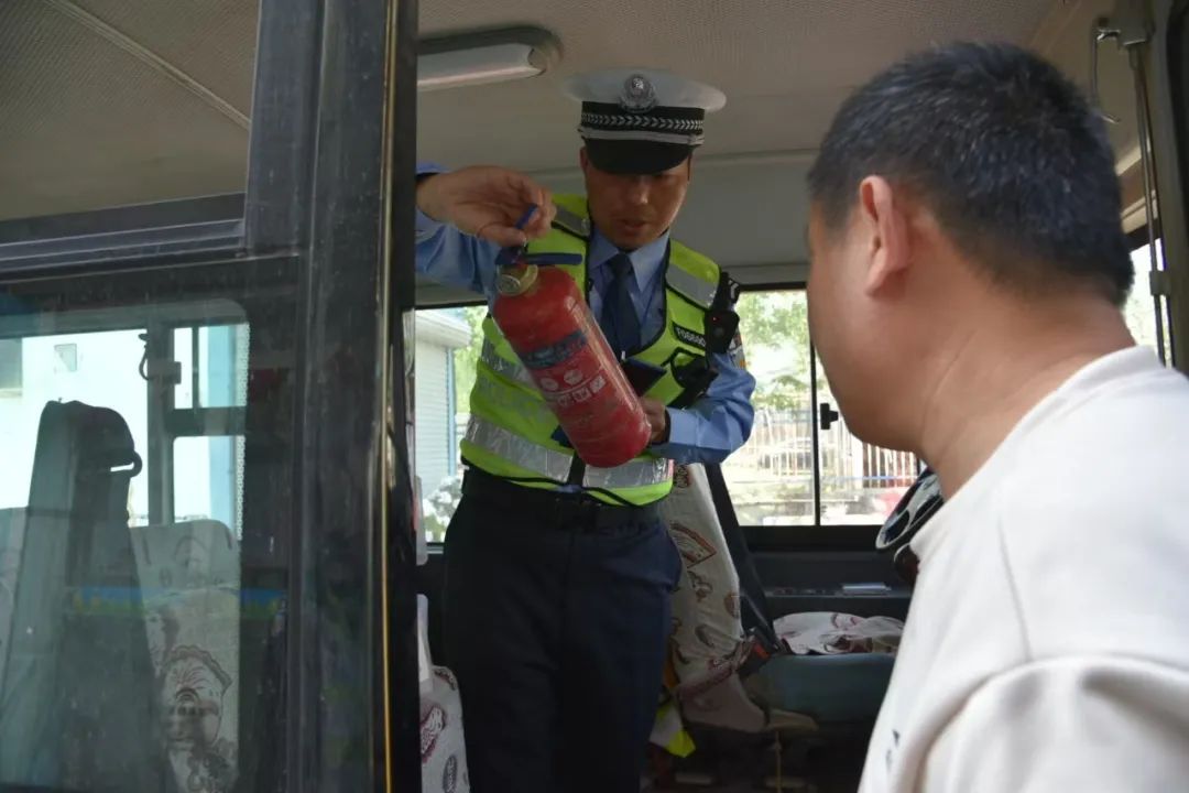 菏澤交警直屬二大隊開展農(nóng)村校車安全大檢查 確保學(xué)生安全出行 圖片