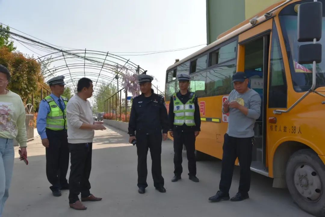 菏澤交警直屬二大隊開展農(nóng)村校車安全大檢查 確保學(xué)生安全出行 圖片