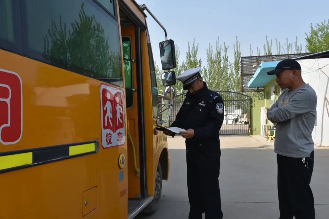 菏澤交警直屬二大隊開展農(nóng)村校車安全大檢查 確保學(xué)生安全出行 圖片