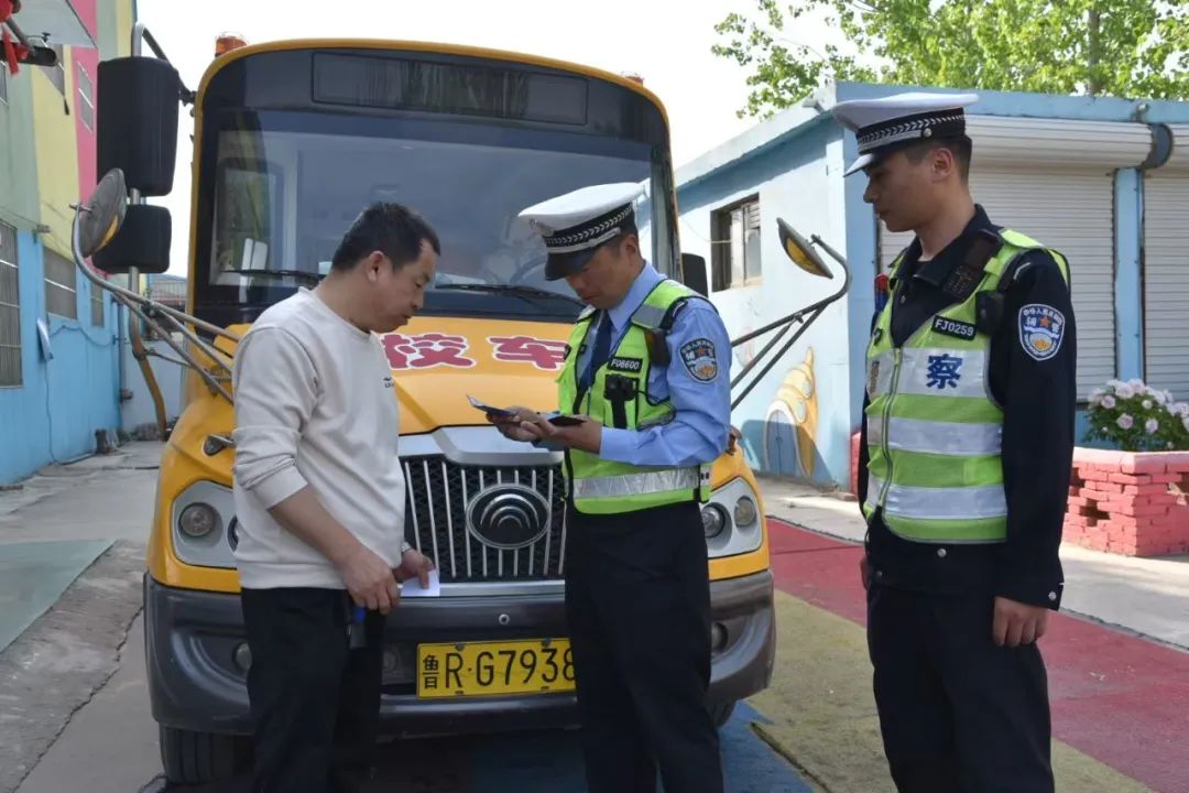菏澤交警直屬二大隊開展農(nóng)村校車安全大檢查 確保學(xué)生安全出行 圖片