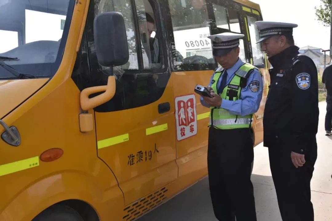 菏澤交警直屬二大隊開展農(nóng)村校車安全大檢查 確保學(xué)生安全出行 圖片