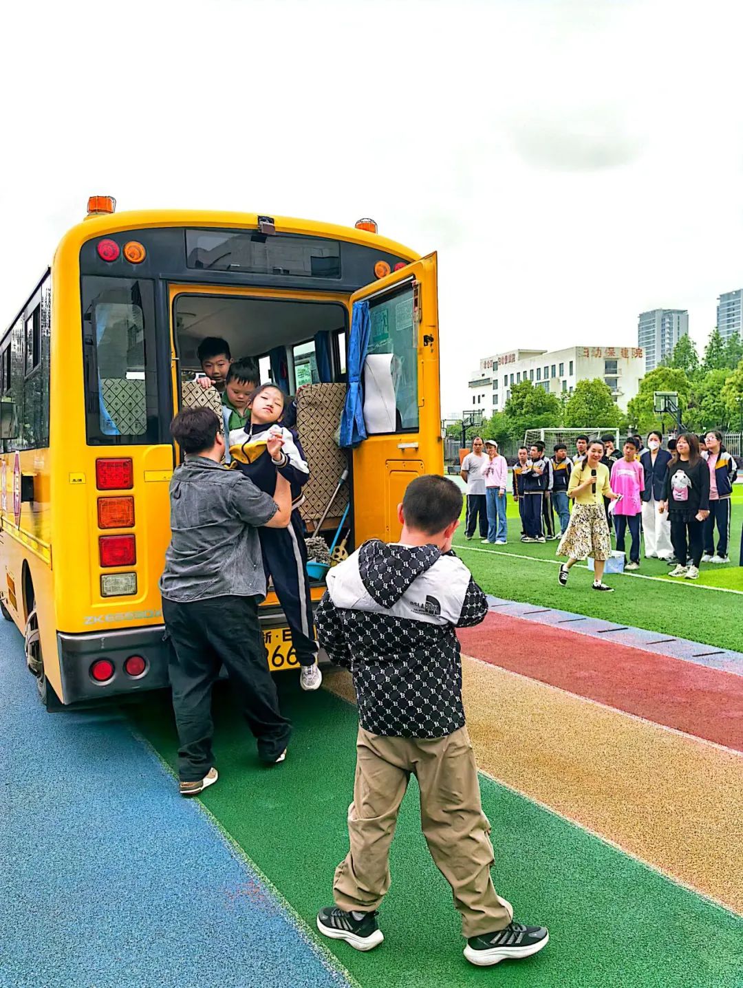 “為愛護(hù)航 平安出行 ” 陽光學(xué)校校車安全應(yīng)急演練