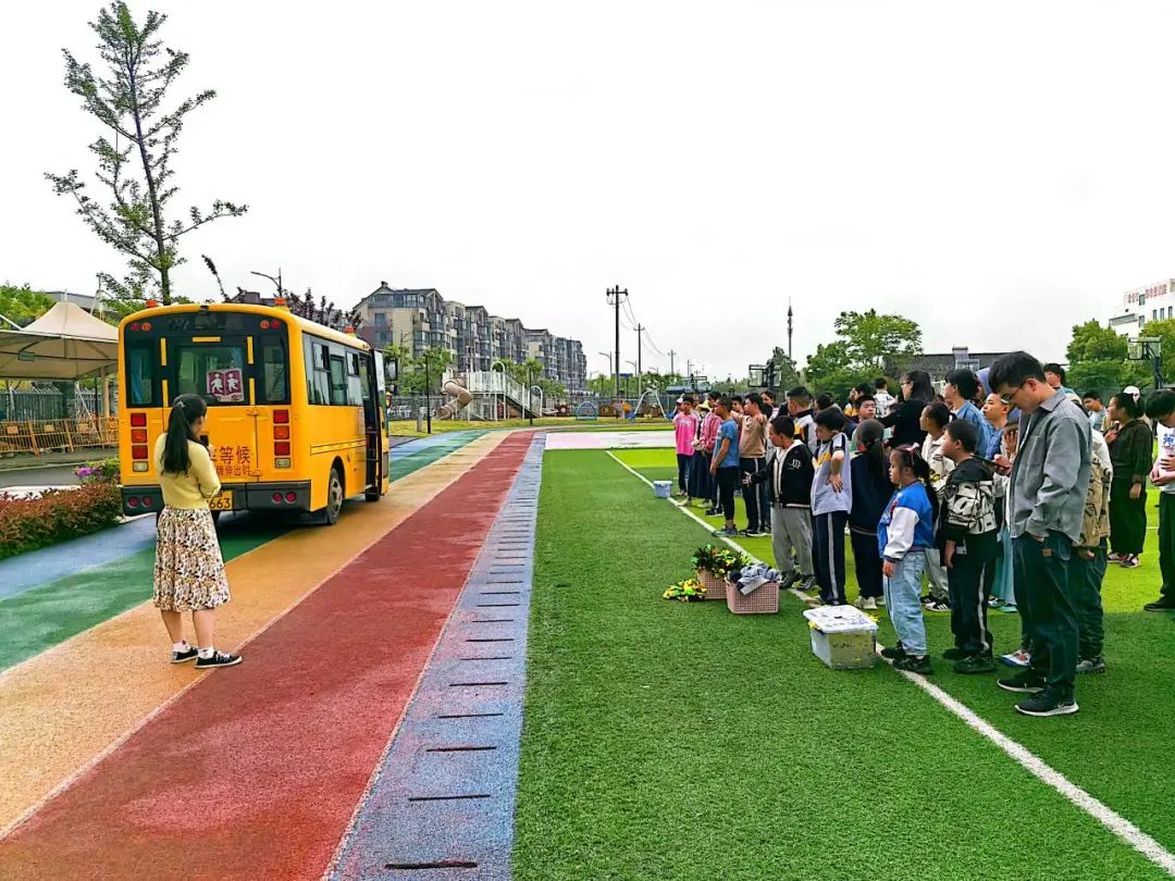 “為愛護(hù)航 平安出行 ” 陽光學(xué)校校車安全應(yīng)急演練