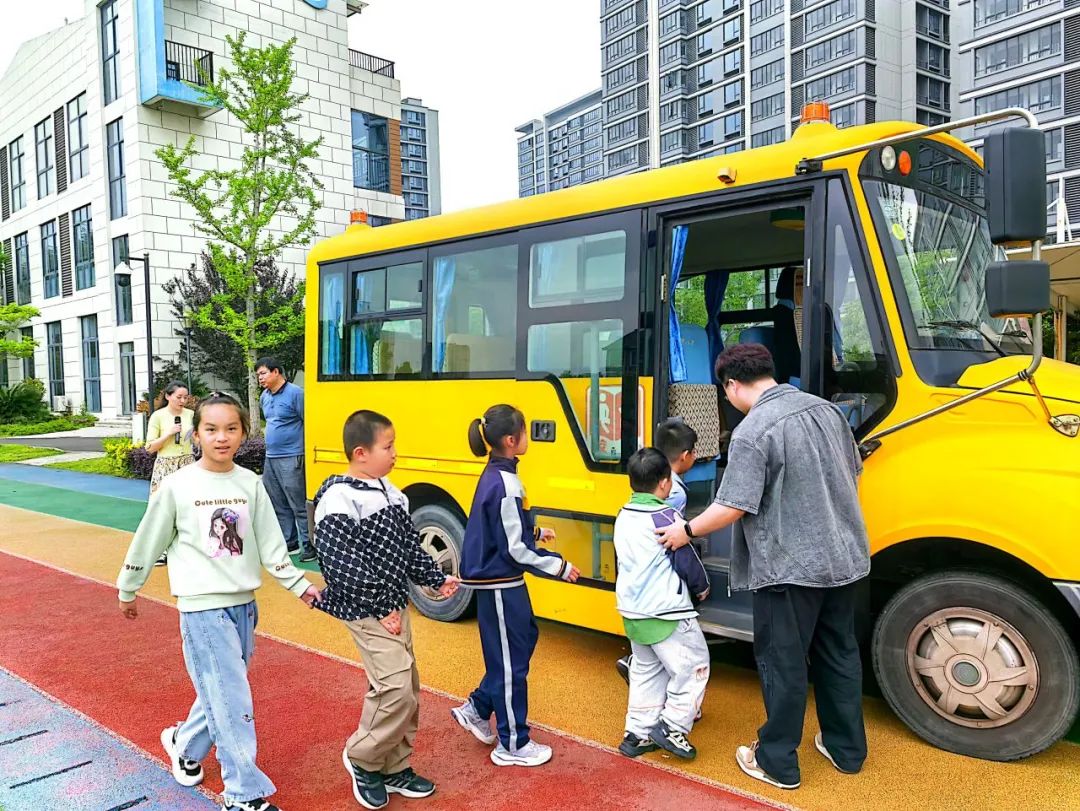 “為愛護(hù)航 平安出行 ” 陽光學(xué)校校車安全應(yīng)急演練