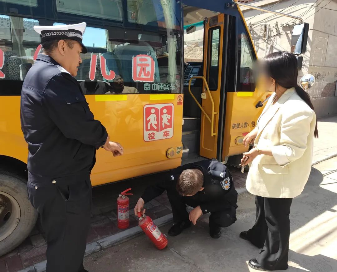 寧晉縣教育局聯合縣交警大隊開展校車安全檢查/ 圖片