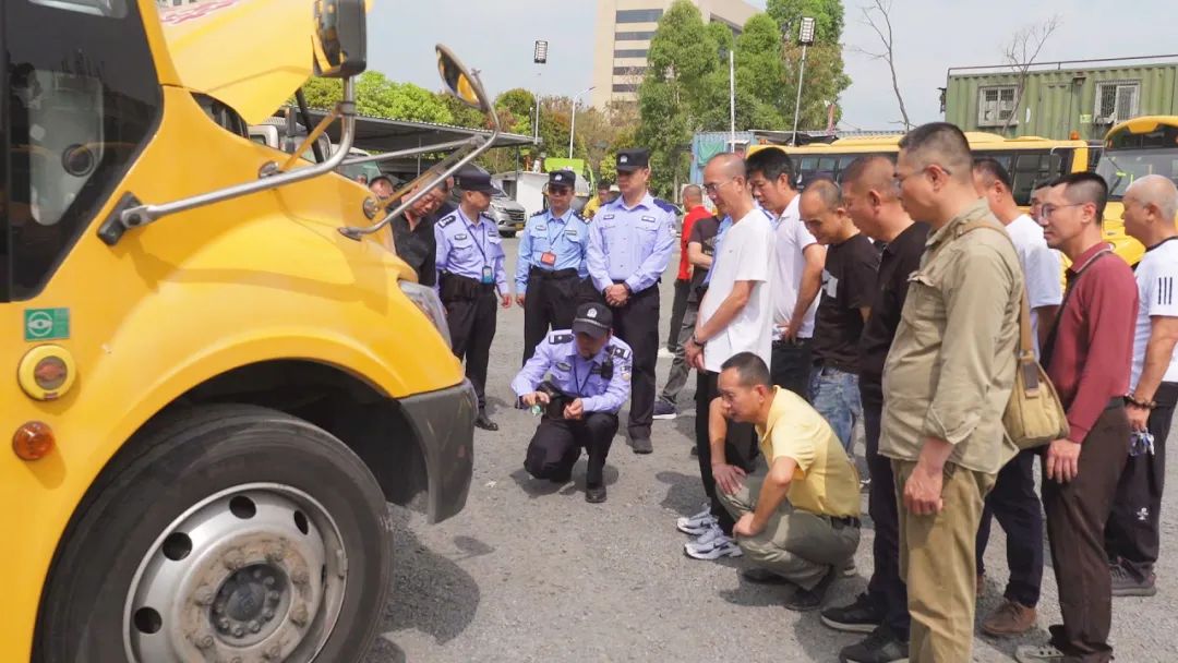 護校安園｜汕頭交警：擰緊校車“安全閥” 守護學子“平安路”