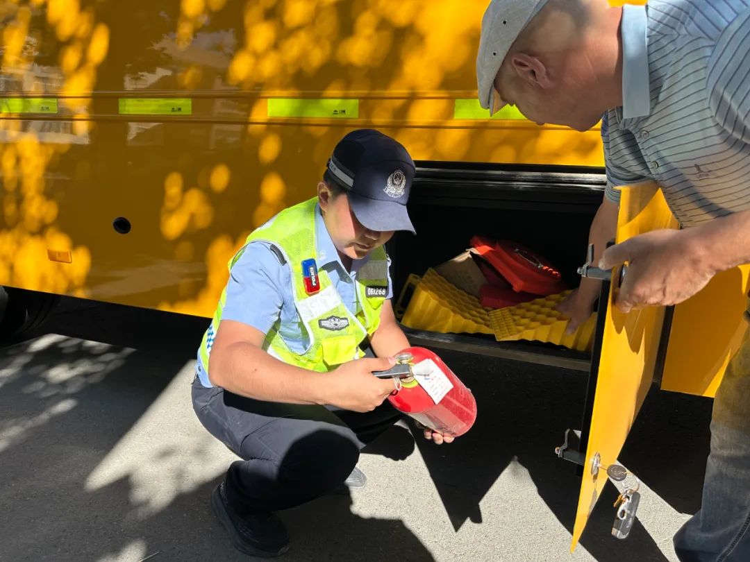【“警”色護學】富蘊公安:擰緊校車“安全閥”,共筑平安上學路 圖片