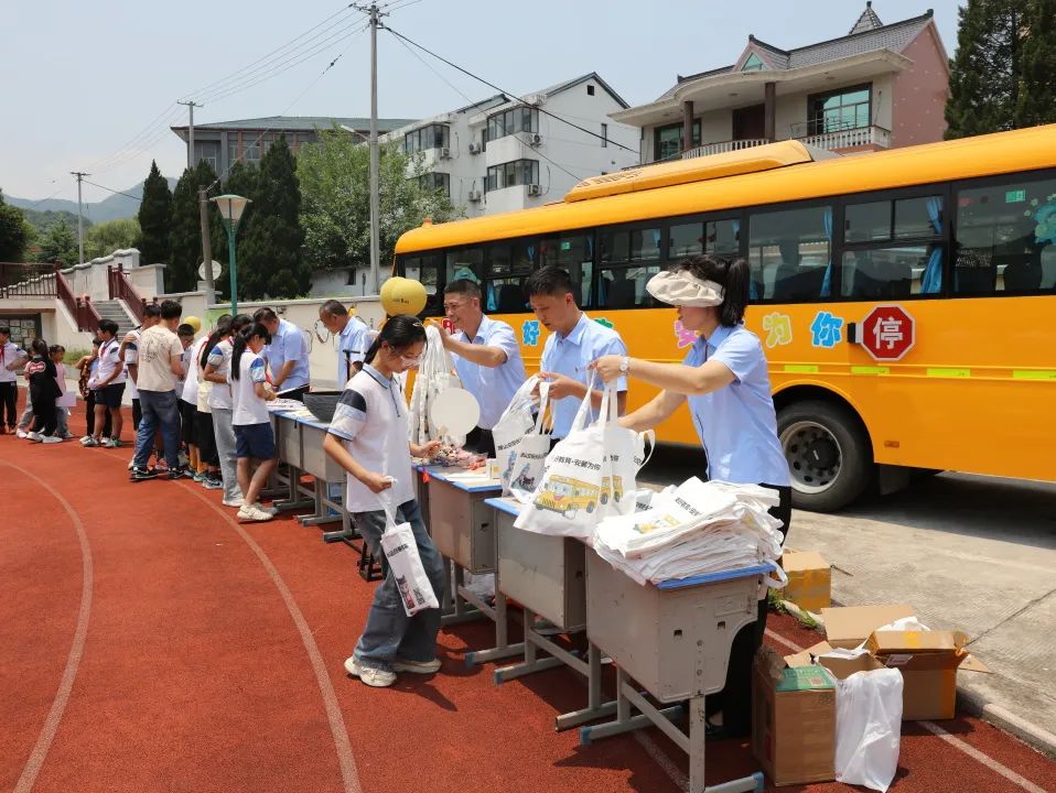 喜迎六一 安康端午|長運(yùn)安馨校車與大同中心小學(xué)攜手舉辦“安馨號列車·棕香漫六一”主題活動(dòng) 圖片