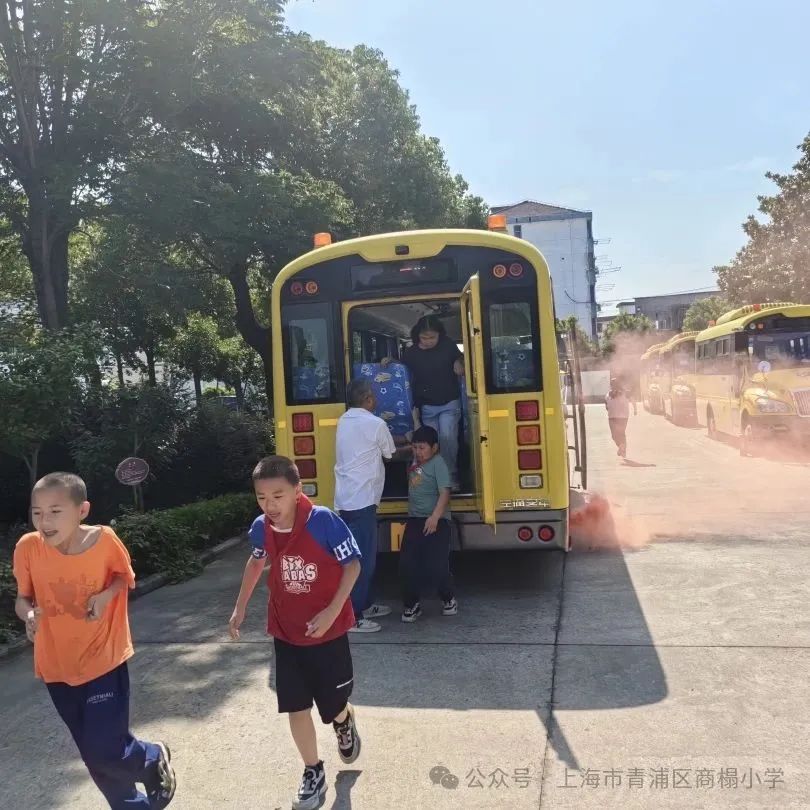 筑牢安全防線,守護生命通道——商榻小學聯合忠斌公司開展校車逃生演練與安全檢查 圖片