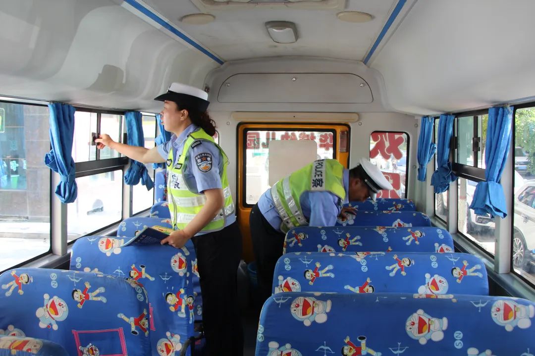 【交管動態】臨洮公安交警強化校車安全宣傳檢查 擰緊出行“安全閥”