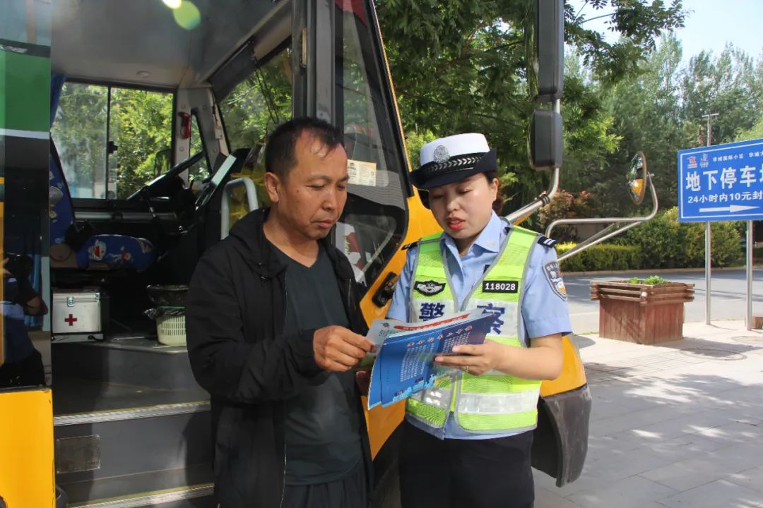 【交管動態】臨洮公安交警強化校車安全宣傳檢查 擰緊出行“安全閥”